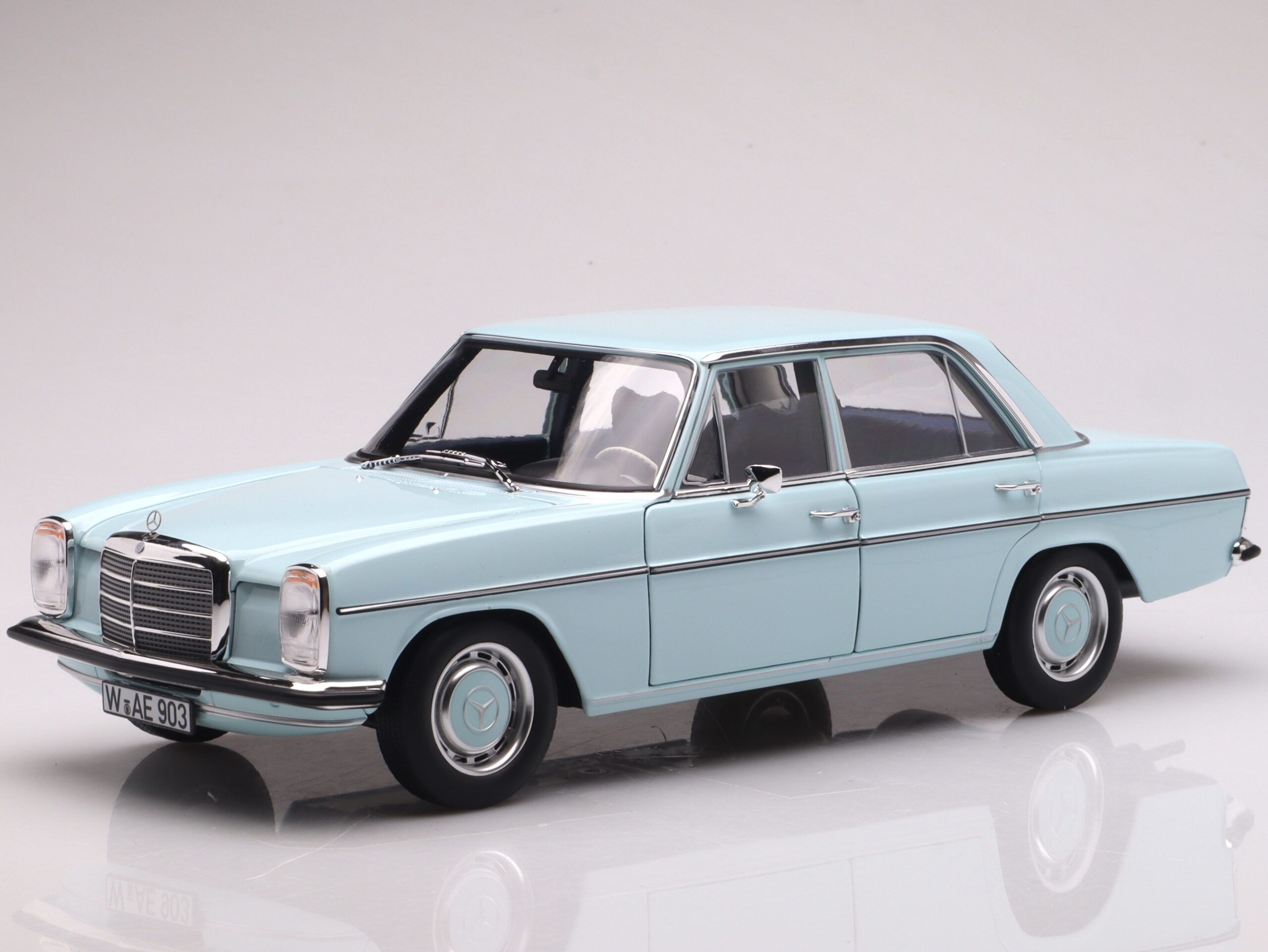 Mercedes 200 W115 Limited Edition Norev 1/18