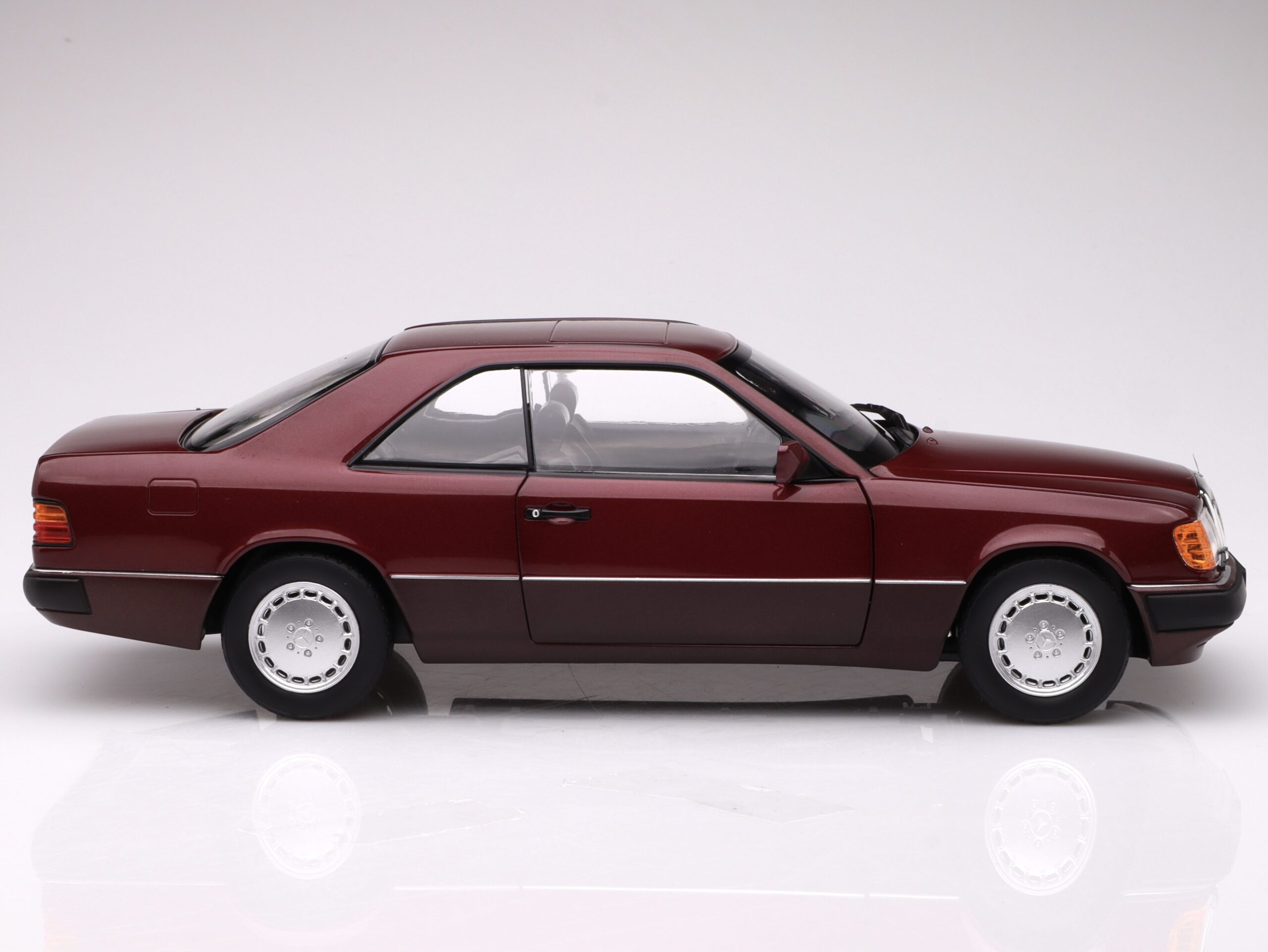 O Scale Carnorev 1:18 300 Ce Coupe W124 1990 Diecast Model Car -  Collector's Edition