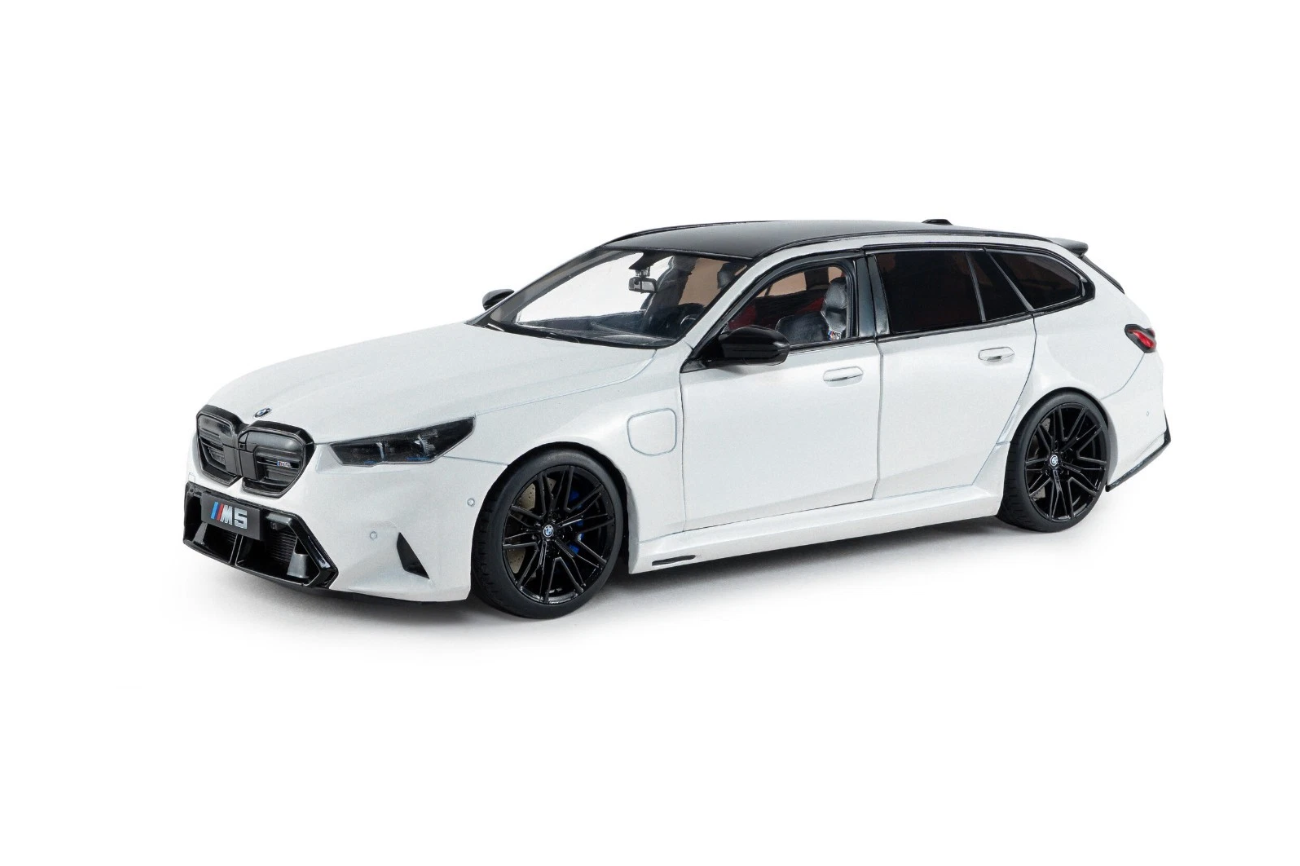 BMW M5 Touring  2025, alpine white Solido 1:18